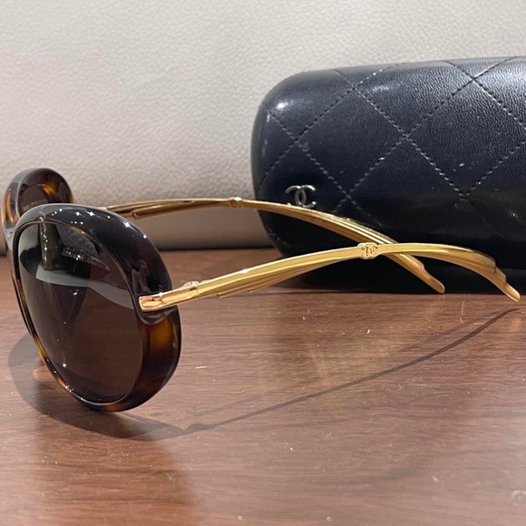 Authentic Chanel vintage tortoise sunglasses with gold rim - Picture 3 of 6
